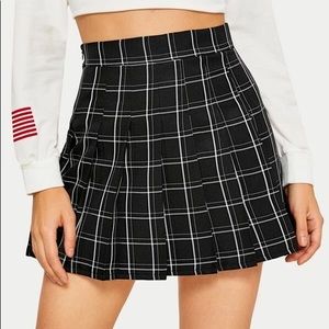 5/$15 NWT Romwe Black Plaid Skirt/Skort